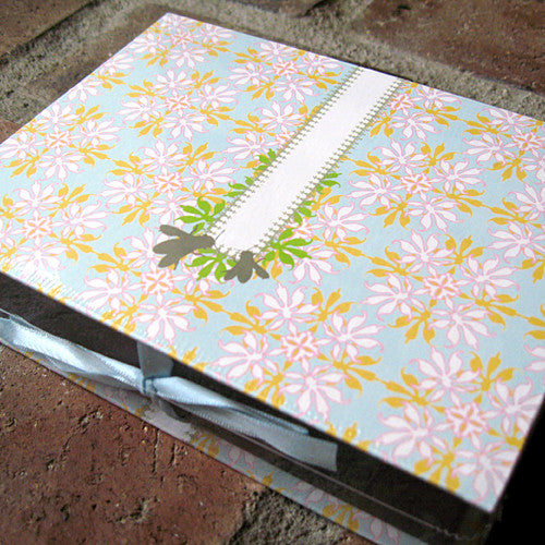 Signature Line Boxed Honey Bees Notecards in Blue